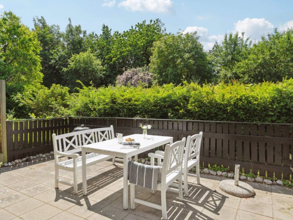 6 Person Holiday Home in Dronningmolle