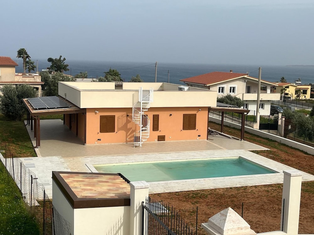VILLA CON PISCINA
