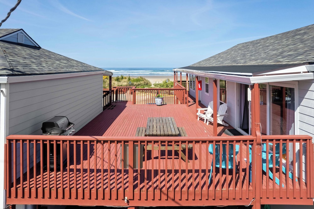 Rockaway Beach Vacation Rental: Pets Welcome! view 3