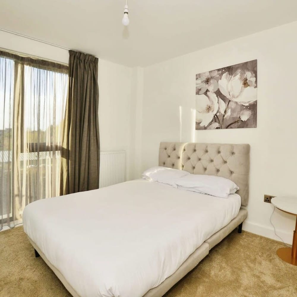 Sleek 2 Bedroom Apartment - Sofa-bed - Ashford view 4