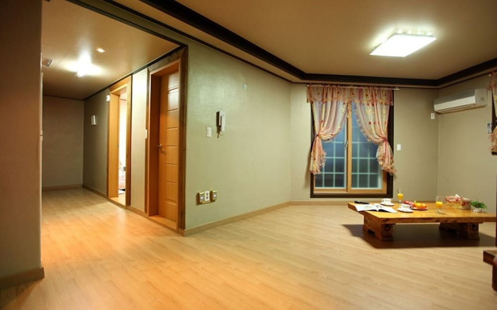 Geojedo Daltteunbawi Pension view 2