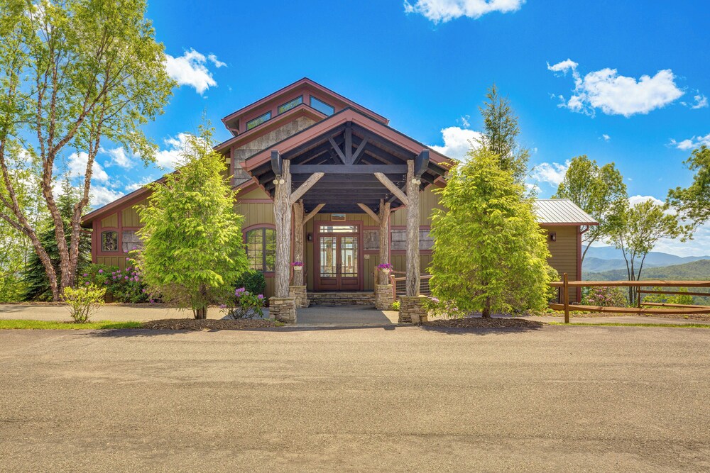 Lakefront Cabin in Elk Park w/ Hot Tub & Mtn Views