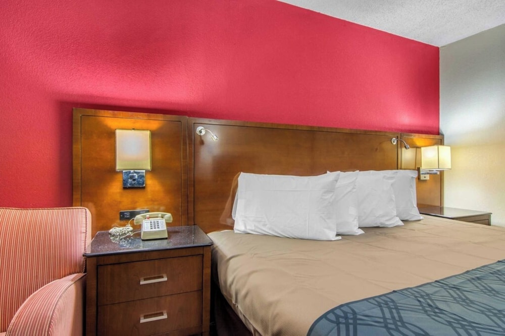 Forsyth Inn & Suites