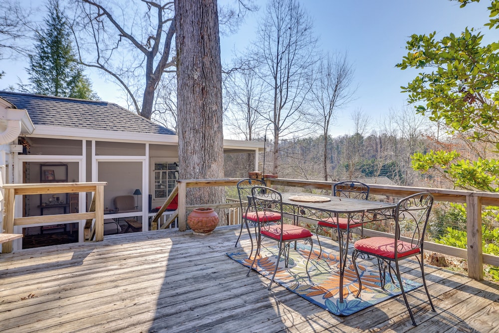 Walk to Downtown: Pet-friendly Cottage in Tyron