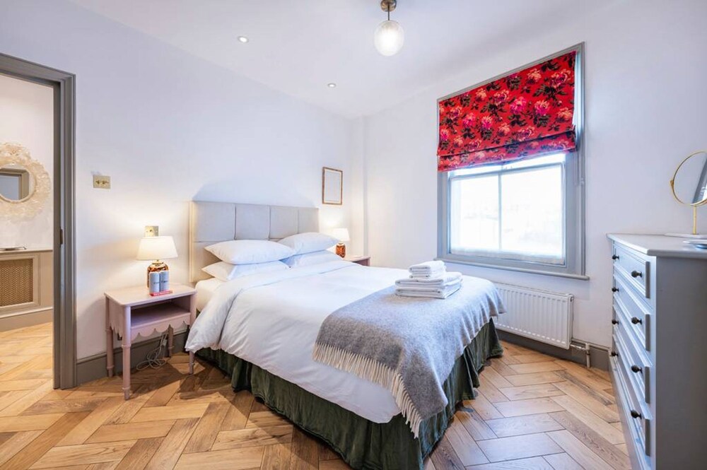The Chelsea Flower 2 bed -by Out of Office Lifestyle