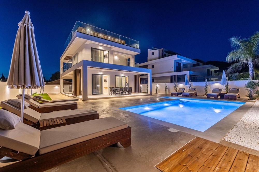 Villa Infinity Ena in Kalamaki
