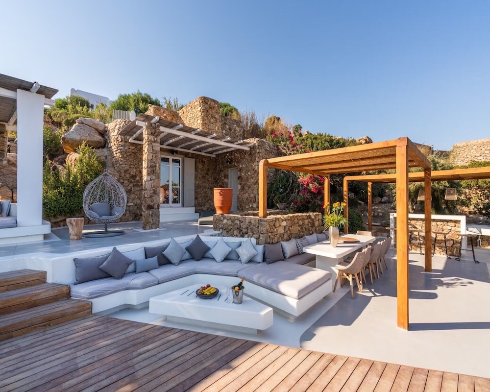 Stunning Villa Surrounded by Lush Greenery