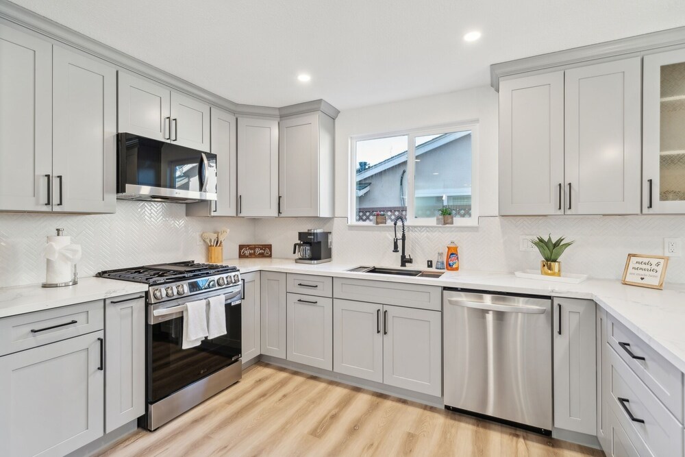 Cozy Home With Hot Tub Family-friendly Yard 5 Bedroom Home