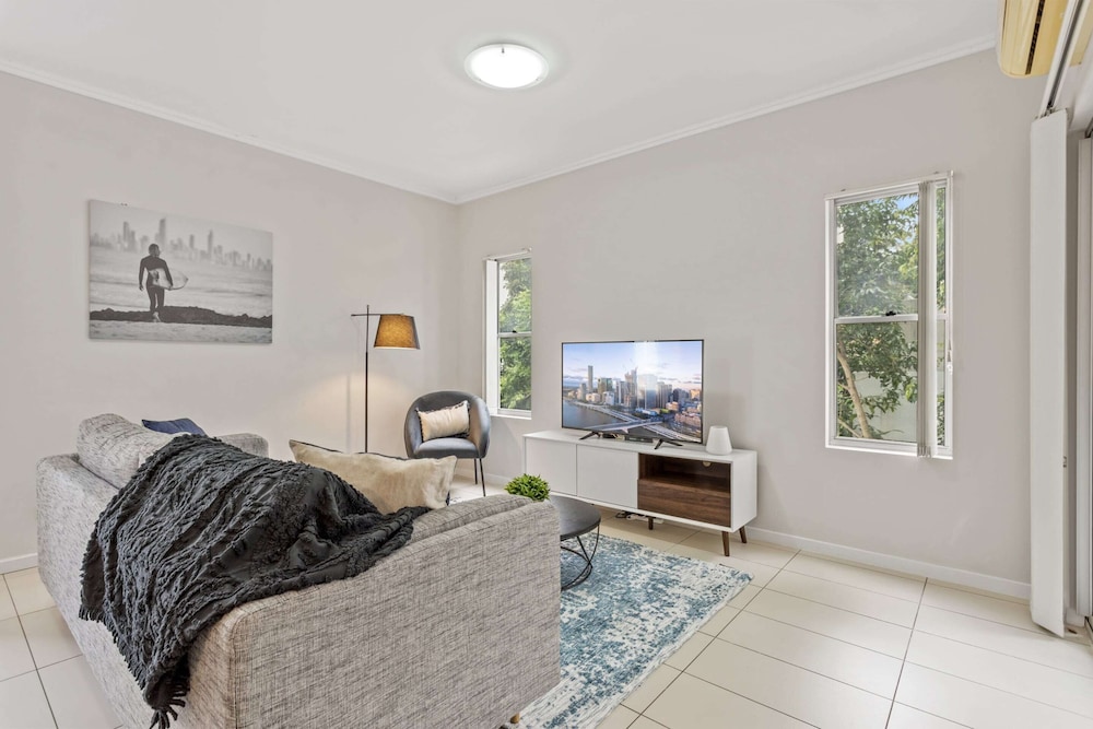 Central Cosy 2-bed With Pool and Near QUT & CBD