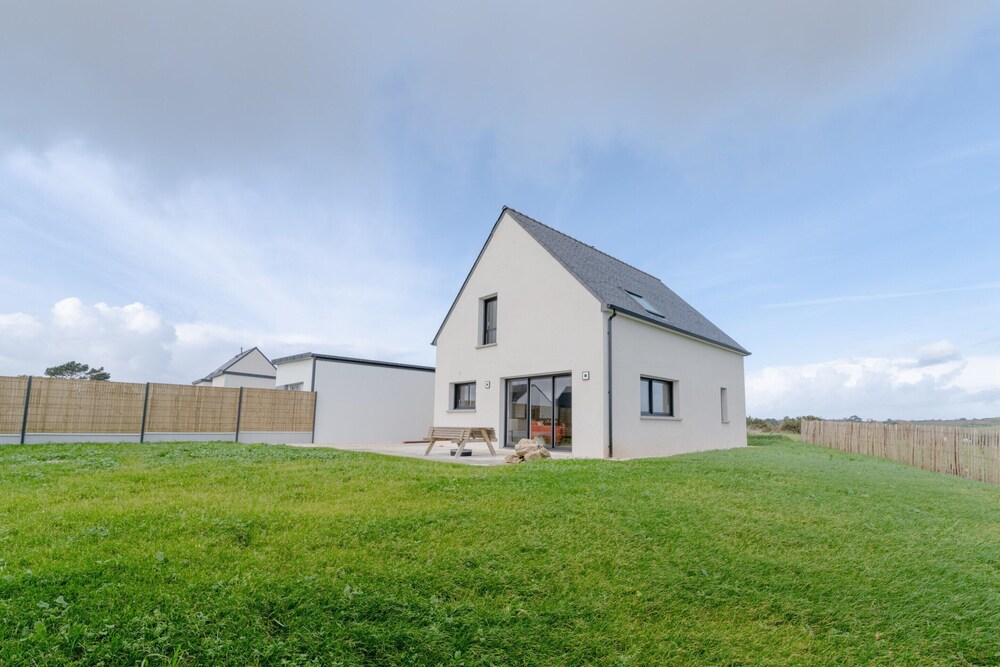 Pretty new House With Small sea View