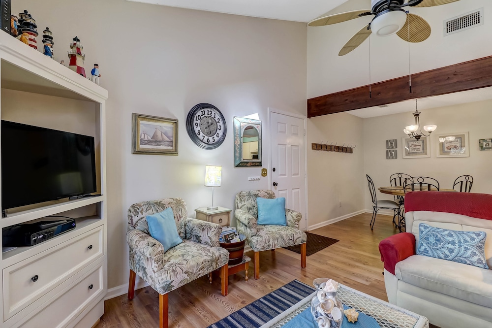 Dog Friendly Forest Ridge Condo Close to Beach by RedAwning view 4