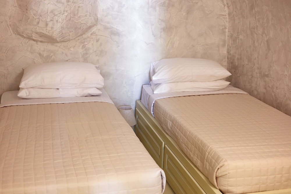 Phaos Oia Suites