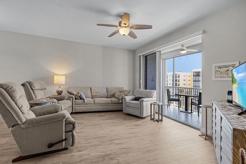 Casa Marina 432 Newly Remodeled, Water View 2 Bedroom Condo