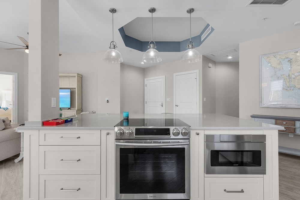 Manatee Bay #721: Waterfront Condo W/ Bay Views & Pool 3 Bedroom Condo