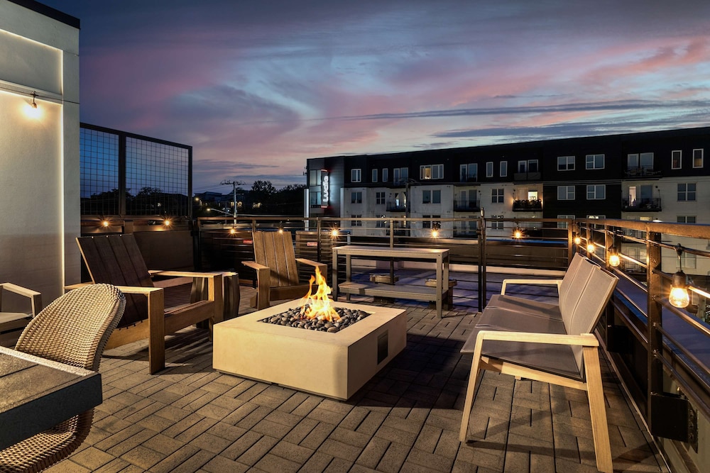 Luxe 4BR Retreat With Rooftop Fire Pit Garage