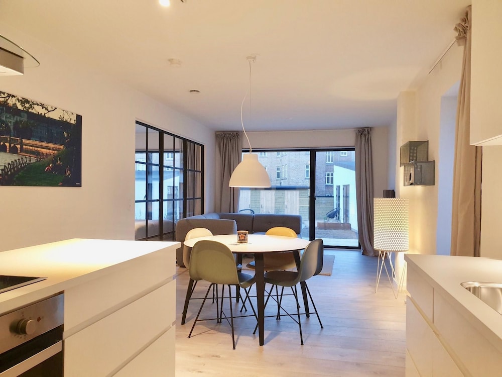 Fantastic Apartment w French Balcony