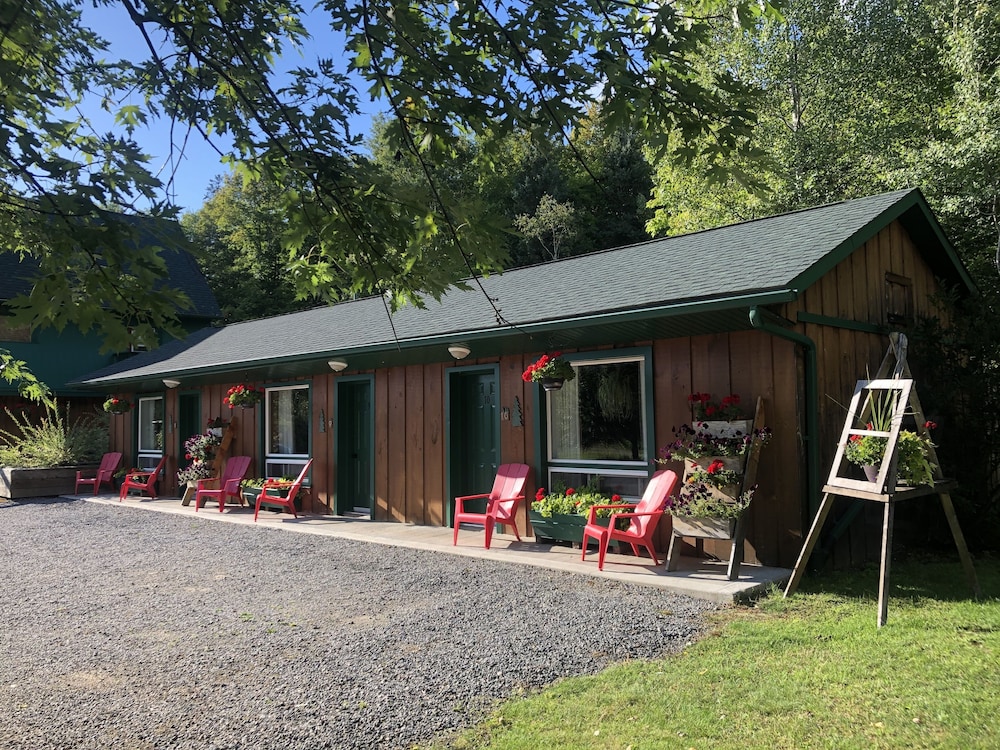 Dwight Village Motel