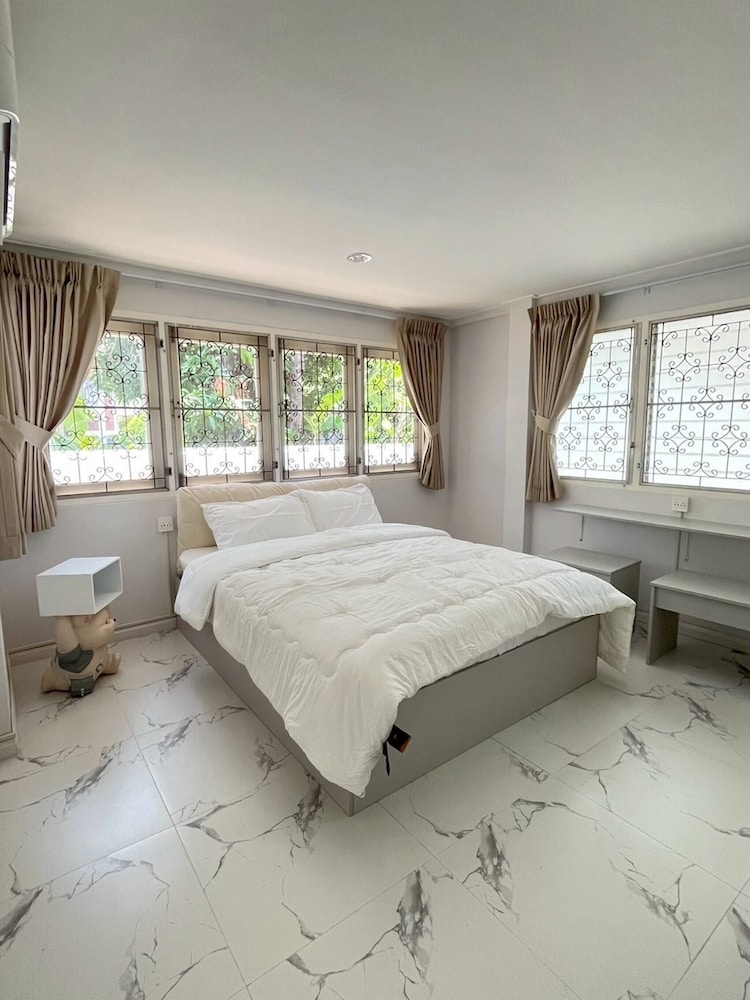5 Beds 452sqm With Private Garden Pet-friendly Cctv Quiet and Homey