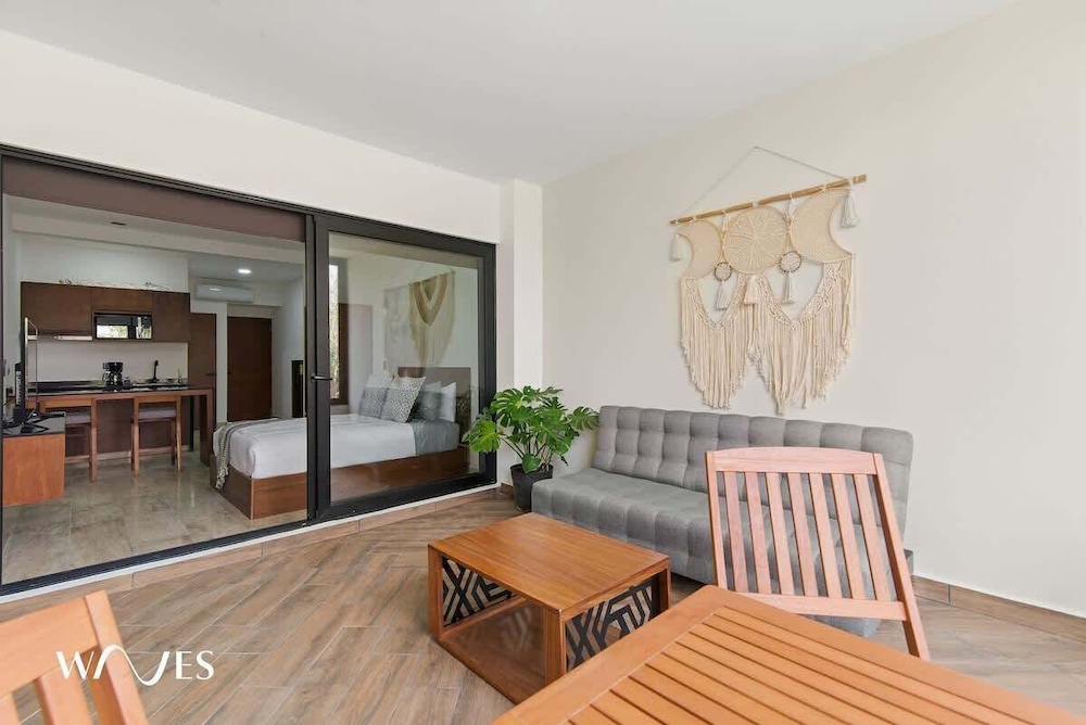 Spacious Loft W/garden View Pool + Jacuzzi GYM