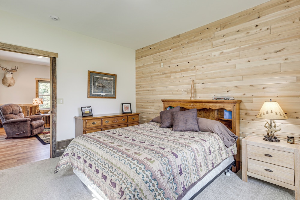 Near Hiking & Snowmobile Trails: Wabeno Cabin!