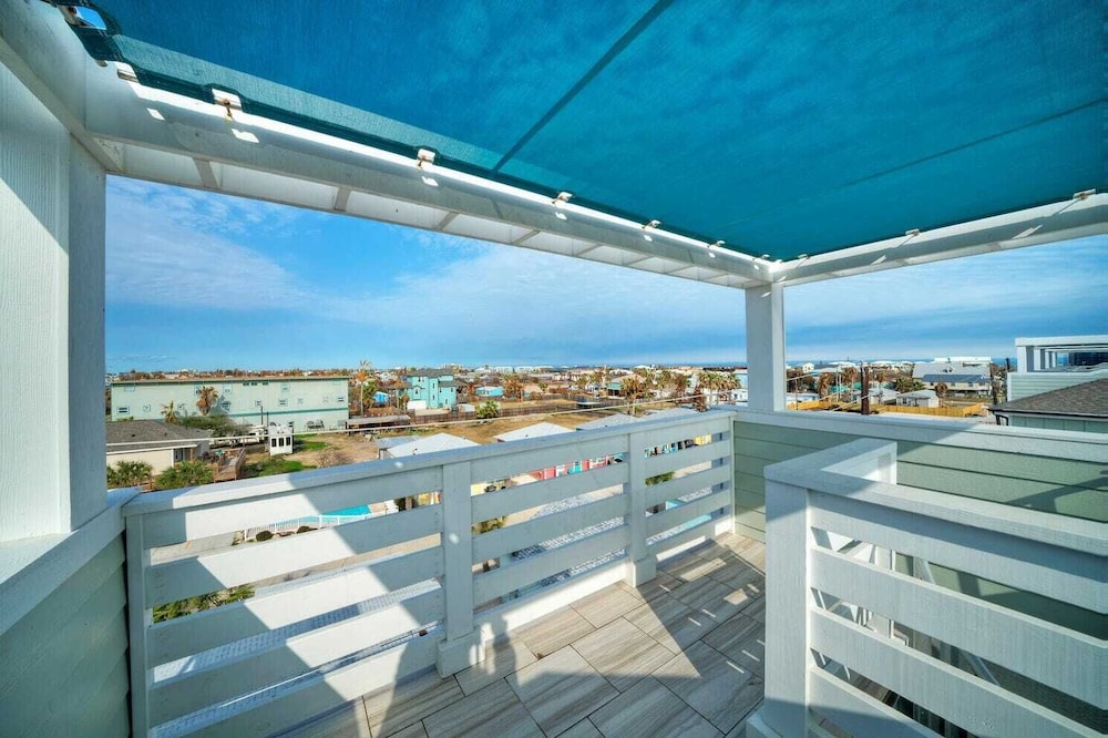 Sleeps 33! 4 Condos, Walk to the Beach, Resort-style Pool, Endless Summer Resort