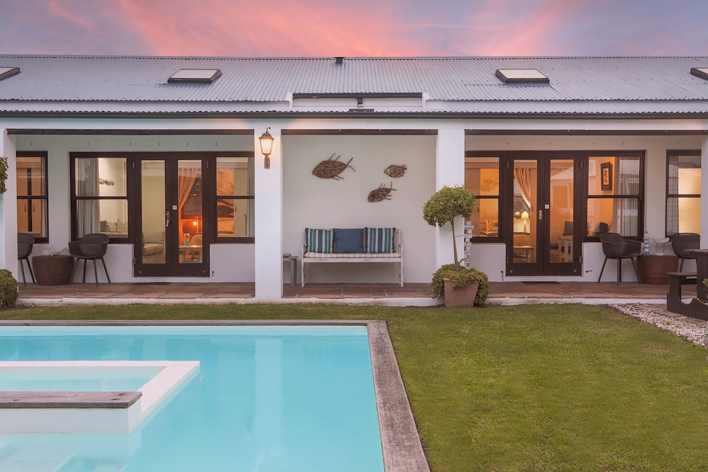 Sixteen Guest House on Main