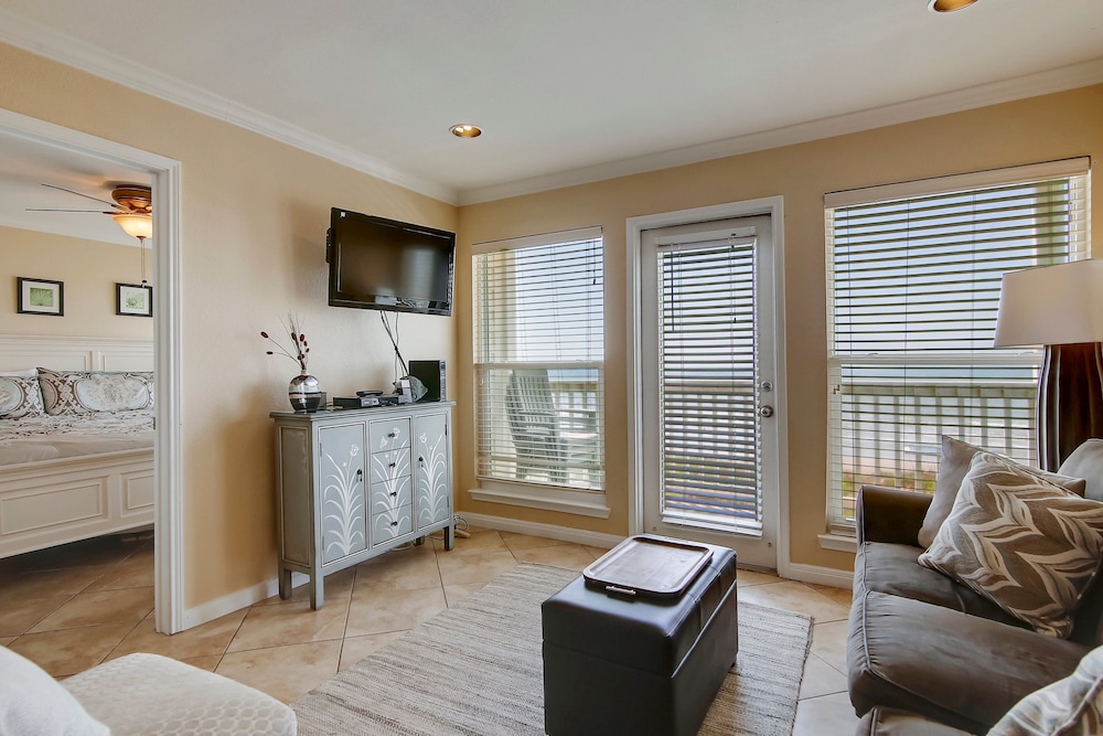 Seascape 1108 2 Bedroom Condo by RedAwning