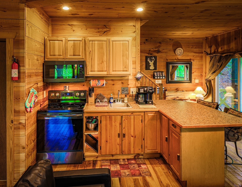 Bear Creek Lodge and Cabins in Helen Ga - Pet Friendly, River on Property, Walking Distance to downtown Helen