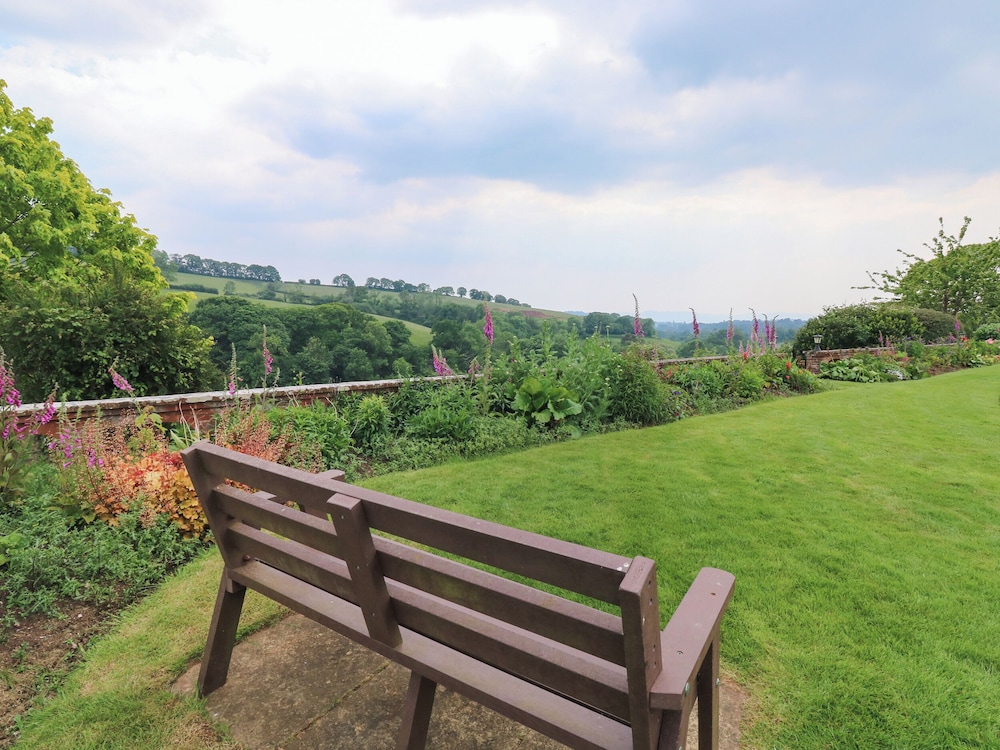 Harcombe House Bungalow 11