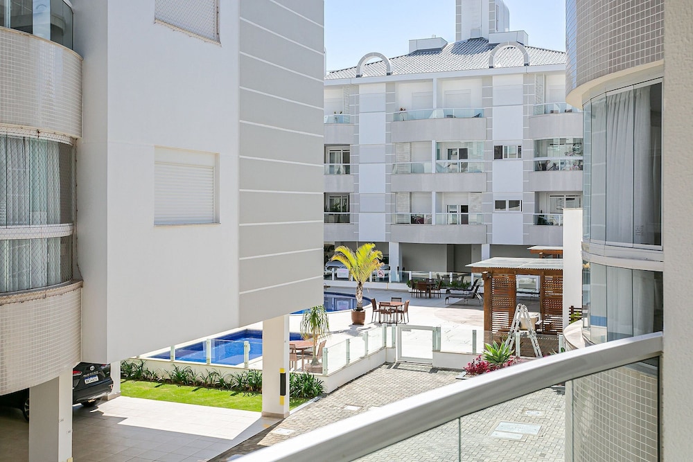 Apto em prédio c/ piscina 350m da praia RTG208