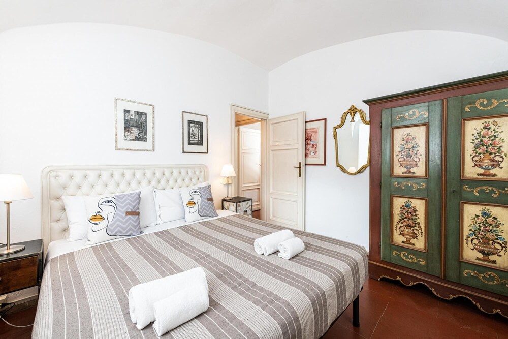 Aurora in Pantheon Apartment