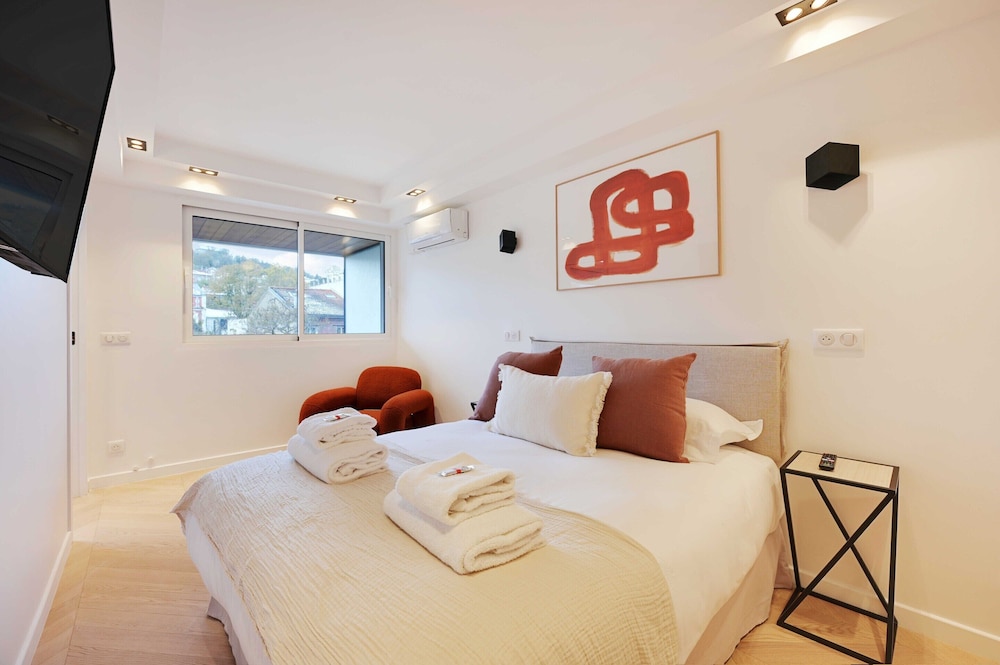 Charming Apt With AC & Balcony