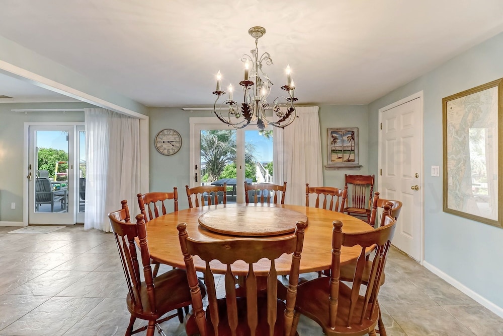 Fernandina Beach Vacations - Dog Friendly Oceanfront Beach House by RedAwning - Property Image 34