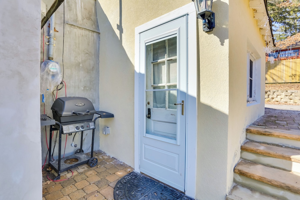 Greenwood Lake Cottage w/ Shared Dock & Hot Tub!