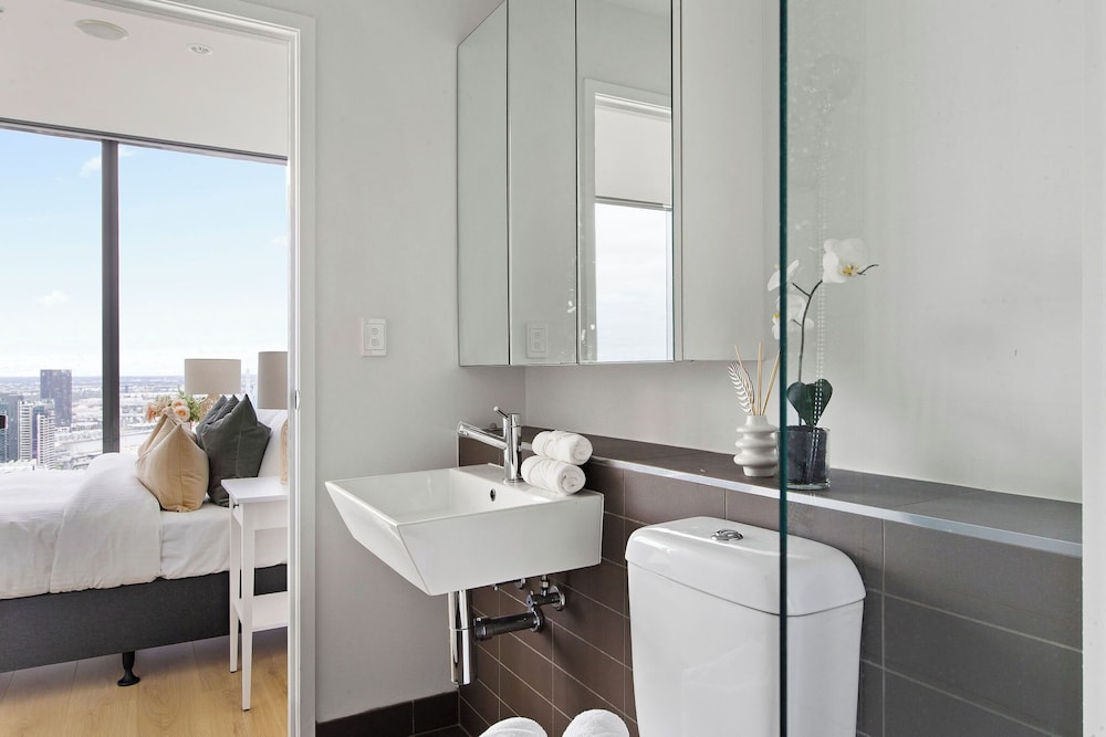 A Cozy 2BR Apt With Harbour Views, Free Parking