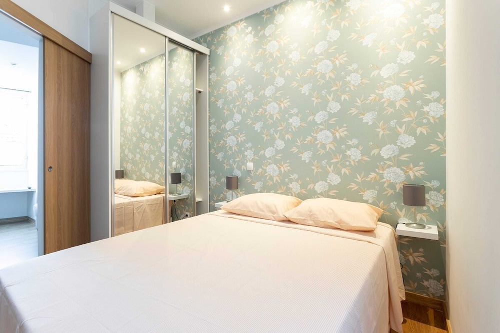 Bright 1 Bedroom Apartment in the Heart of Sunny Lisbon view 4