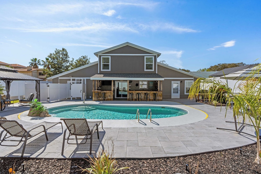 Spacious 3BR w/ Tiki Bar + Shared Pool Walk to Beach, Near 30A & Pier Park