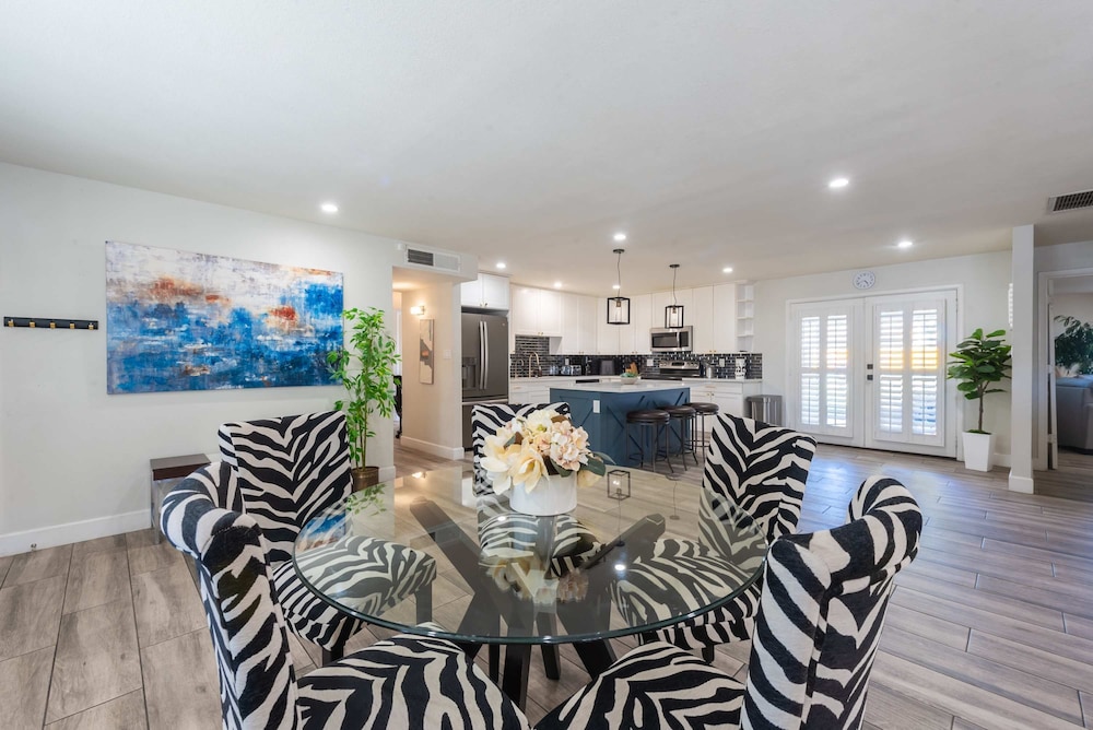 Phoenix 4 BDR Home With Outdoor Entertainment