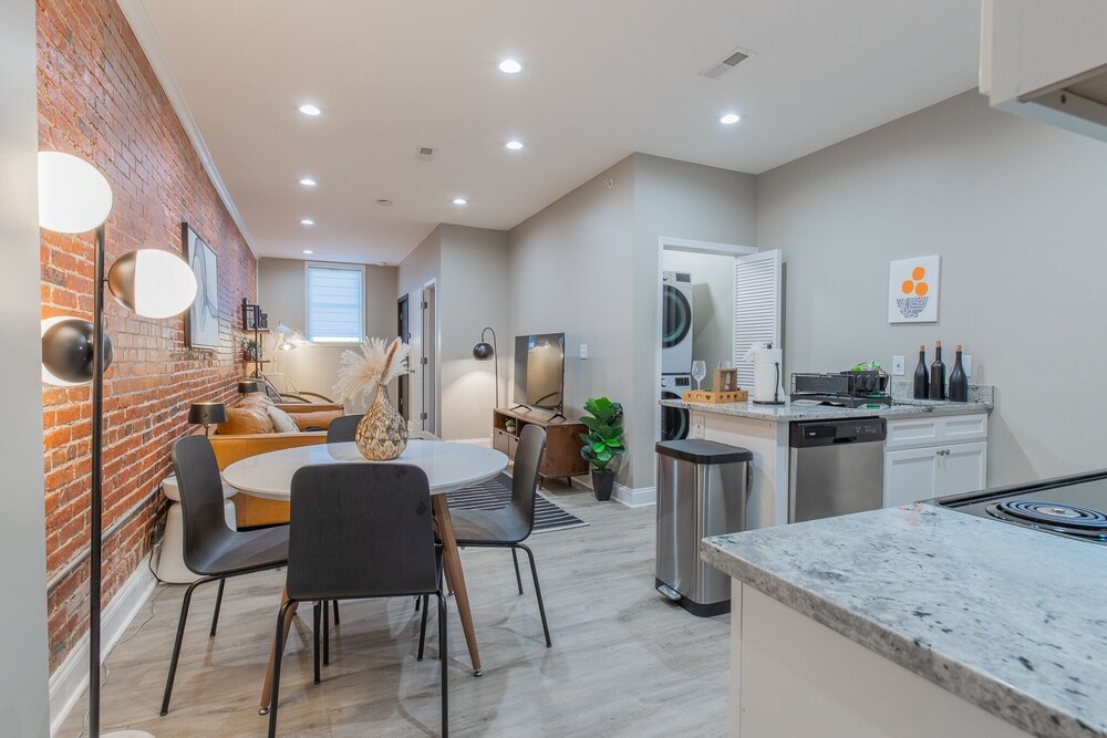 Baltimore's Home Away From Home 2 Bedroom Apts by Redawning - Property Image 14