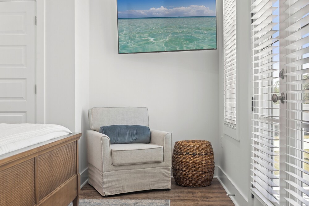 Spacious 6BR Beach Home Sleeps 15 Relax & Reconnect at Coastal Breeze
