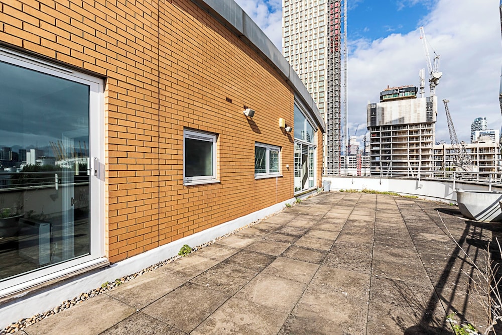 Bright and Stylish Riverside Haven in Canary Wharf