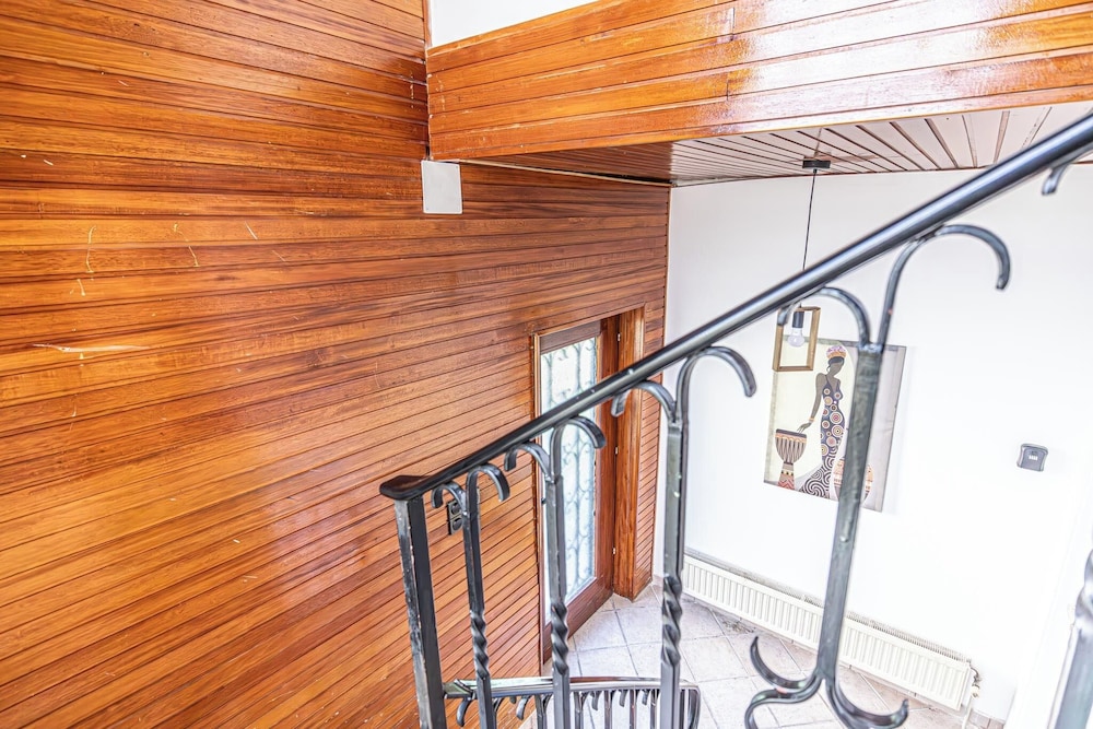 Cozy House Terrace &Garden Sleeps 34