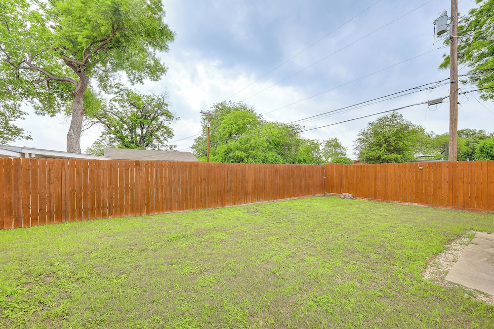7 Mi to Dtwn San Antonio: Charming Home w/ Yard