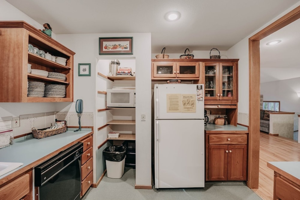 51sl - Ping Pong - Fireplace - D/w - W/d - Sleeps 8 3 Bedroom Home by RedAwning