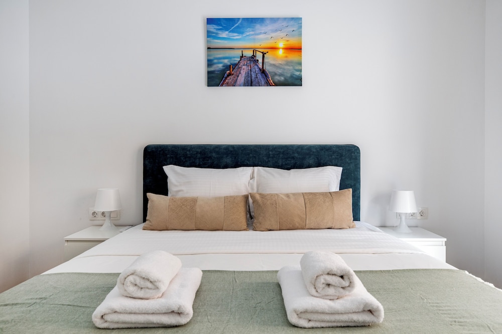 Cozyopolis - Timeless 3-BR in Athens