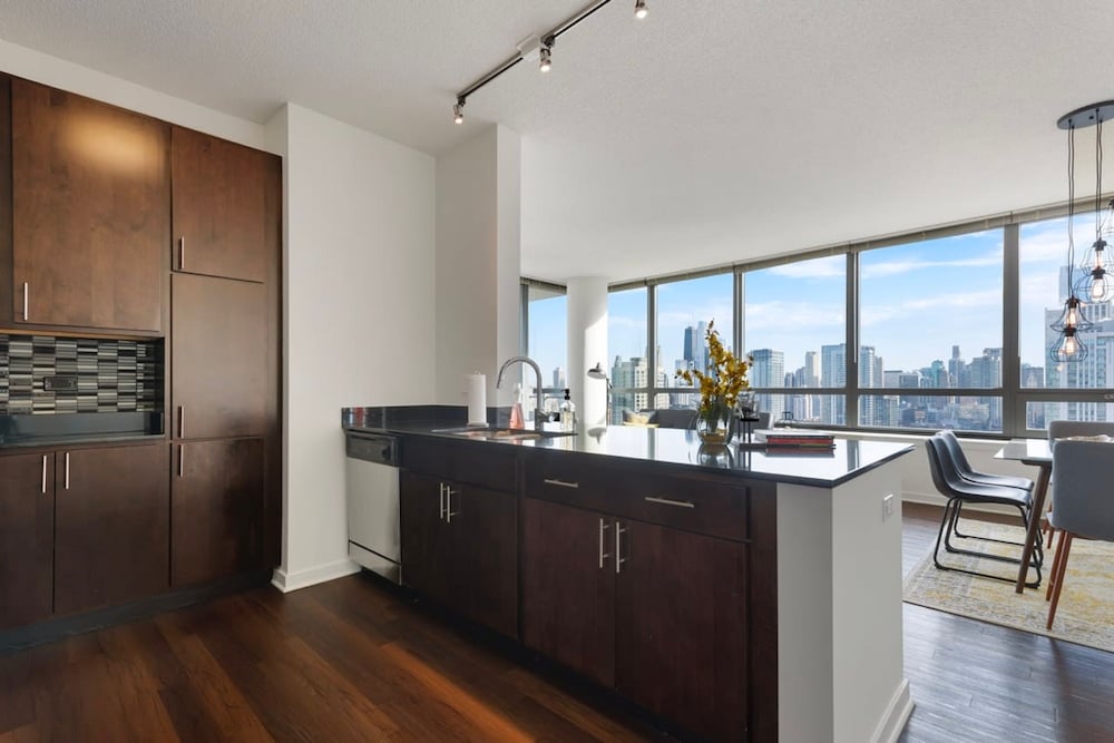 West Loop Luxe 2BR Balcony Skyline Views