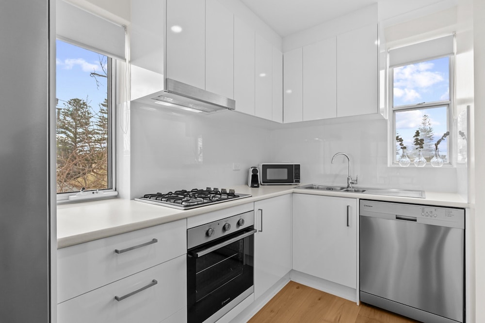Stylish 2-bed Home Steps From Henley Beach