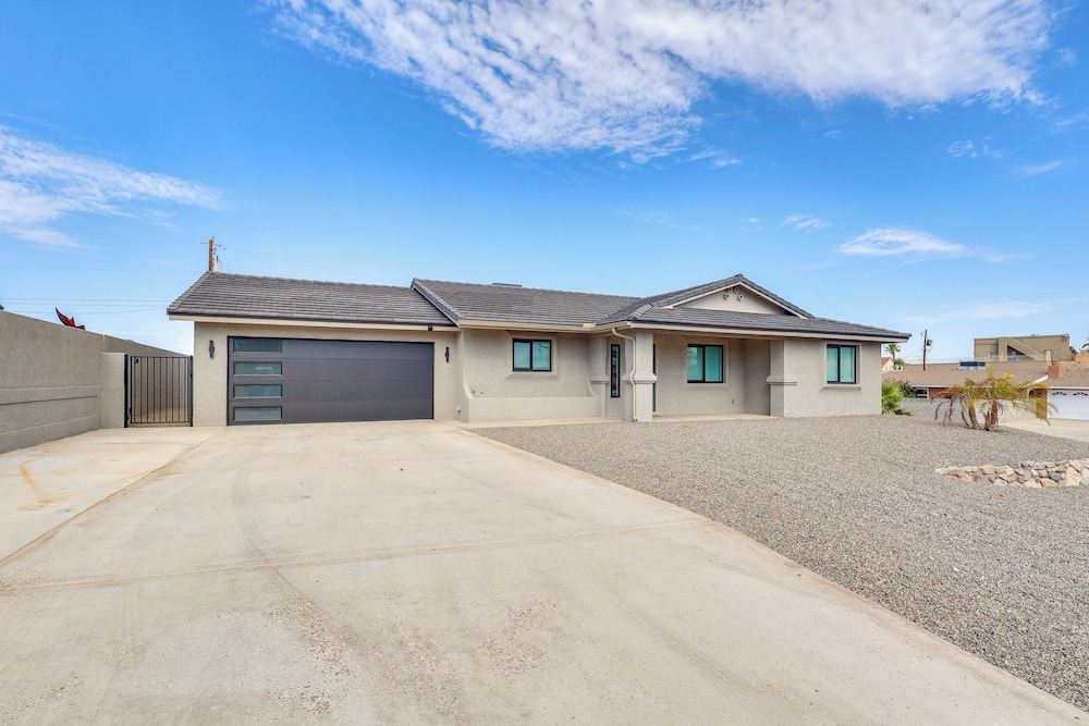 2 Mi to Windsor Beach! Updated, Sleek Family Home