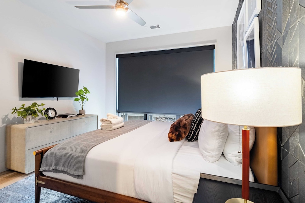 Sleeps 42 7 Modern Midtown Apartments w/ Gym + Pool Walkable to Shops & Eats