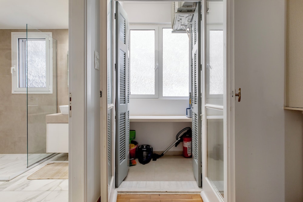 Attica - Captivating 2-Bedroom Apt & Balcony in Athens